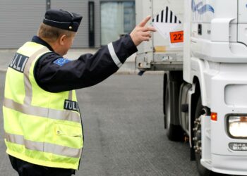 Enää tulli ja paikallispoliisin partiot voivat valvoa raskasta liikennettä. AKT:n puheenjohtaja Marko Piirainen haluaisi, että myös työsuojelutarkastajat osallistuisivat ratsioihin.