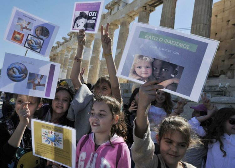 Koululaiset muodostivat ihmisketjun Ateenassa kansainvälisenä rasismin vastaisena päivänä 21. maaliskuuta.