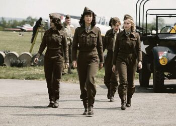 Varjojen naiset tuo vaihtoehdon toisen maailmansodan sankaritarustoon. Kuvassa Déborah François (vas.), Sophie Marceau, Marie Gillain ja Julie Depardieu.