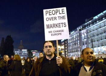 Kreikan Syriza-johtoinen hallitus hakee järjestelyä veloilleen. Vasemmistofoorumin tiistaina julkistamassa aloitteessa esitetään kaksi mallia eurooppalaiselle velkasovittelulle.