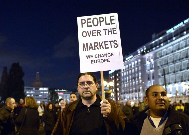 Kreikan Syriza-johtoinen hallitus hakee järjestelyä veloilleen. Vasemmistofoorumin tiistaina julkistamassa aloitteessa esitetään kaksi mallia eurooppalaiselle velkasovittelulle.