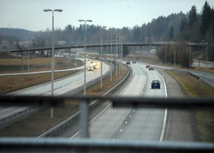 Rakennusliiton mukaan Suomen liikenneväyliä tulee parantaa siten, kuin parlamentaarinen korjausvelkatyöryhmä on laskenut.