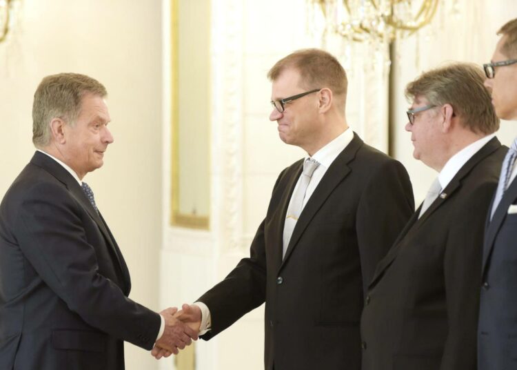 Tasavallan presidentti Sauli Niinistö otti vastaan pääministeri Juha Sipilän johtaman uuden hallituksen presidentinlinnassa.
