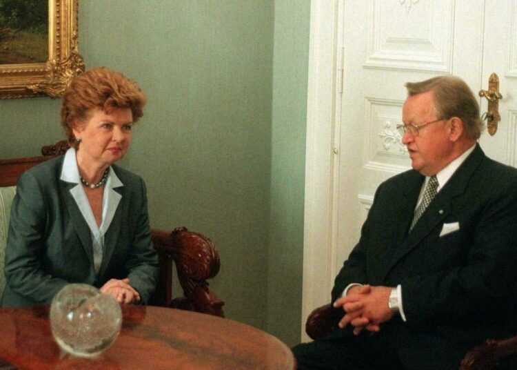Vuonna 1999 Latvian silloinen presidentti Vaira Vike-Freiberga tapasi Helsingissä Suomen silloisen presidentin Martti Ahtisaaren.