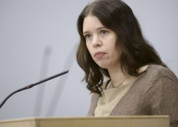 Kun hallitus puhuu kannustinloukkujen purkamisesta, se tarkoittaa byrokratian ja jäykkyyksien lisäämistä, sanoi Anna Kontula välikysymyskeskustelussa keskiviikkona.