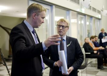 Kansainvälisten ilmastoneuvottelujen Suomen pääneuvottelija Harri Laurikka ja maatalous- ja ympäristöministeri Kimmo Tiilikainen (kesk.) ympäristöministeriön tiedotustilaisuudessa maanantaina.