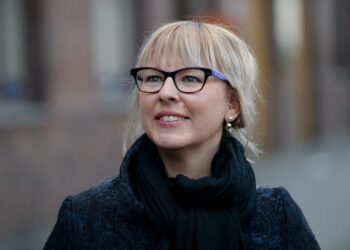 Vasemmistoliiton eduskuntaryhmän puheenjohtaja Aino-Kaisa Pekonen vaatii pääministeri Juha Sipilää avaamaan pattitilanteen ja vetämään pakkolait pois.