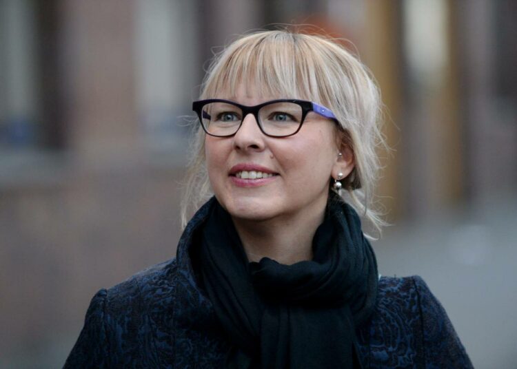 Vasemmistoliiton eduskuntaryhmän puheenjohtaja Aino-Kaisa Pekonen vaatii pääministeri Juha Sipilää avaamaan pattitilanteen ja vetämään pakkolait pois.