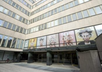 Helsingin yliopisto aikoo siirtää hallintoa pois oppiaine- ja laitostasolta niin, että he olisivat monikäyttöisiä.  Kuvassa Porthania-rakennus.
