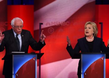 Bernie Sanders ja Hillary Clinton demokraattien ehdokasväittelyssä New Hampshiren Durhamissa viime torstaina.
