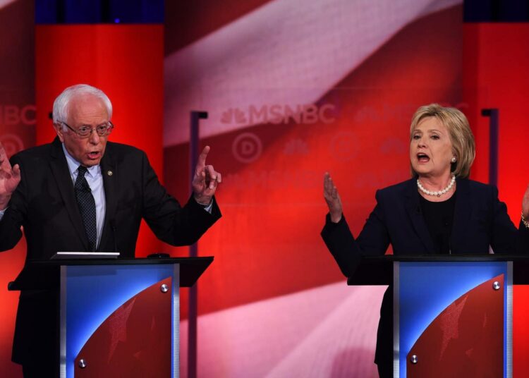 Bernie Sanders ja Hillary Clinton demokraattien ehdokasväittelyssä New Hampshiren Durhamissa viime torstaina.