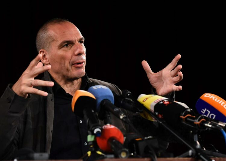 Kreikan entinen valtiovarainministeri Gianis Varoufakis puhumassa Berliinin Volksbühne-teatterissa tiistaina.