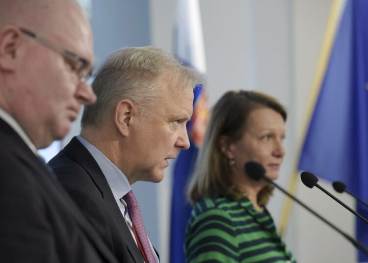 Oikeus- ja työministeri Jari Lindström (vas.), elinkeinoministeri Olli Rehn ja ulkomaankauppa- ja kehitysministeri Lenita Toivakka  kertoivat kehysriihessä sovituista yrittäjyyttä edistävistä ja työllisyyttä vahvistavista toimista tiistaina.