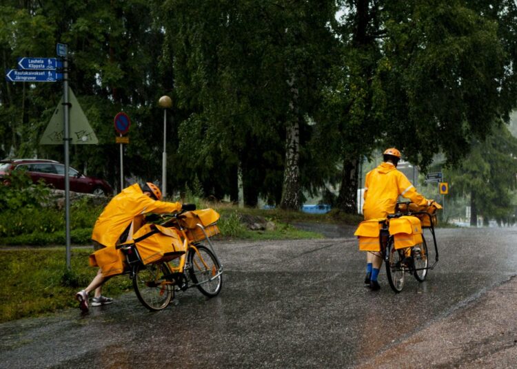 Europarlamentaarikko Merja Kyllönen jätti tällä viikolla Euroopan komissiolle kysymyksen: Voidaanko syrjäistä sijaintia tai harvaa asutusta käyttää perusteluna sille, että kokonainen jäsenmaa poikkeaisi yleispalveluvelvoitteen edellyttämästä viisipäiväisestä jakelusta?