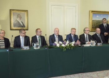 Kilpailukykysopimus allekirjoitettiin tiistaina. Pekka Sauramon mukaan suomalainen ay-liike mukautui eurooppalaiseen alhaisen inflaation tavoitteeseen jo 1990-luvulla. Palkkojen osuus tulonjaossa vakiintui aiempaa alemmalle tasolle.
