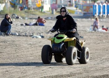 Iranissa naiset saavat ajaa mönkijällä, mutta eivät kampanjoida oikeuksiensa puolesta.