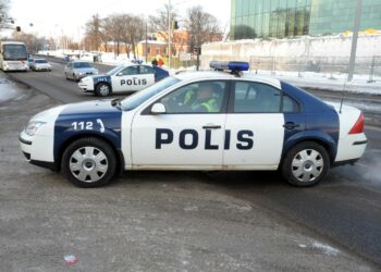 Poliisi valvoo.