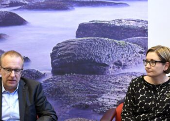 SAK:n puheenjohtaja Jarkko Eloranta ja  työelämäasioiden johtaja Saana Siekkinen SAK:n hallituksen kokouksen tiedotustilaisuudessa 3. lokakuuta.