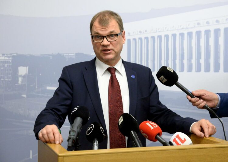 Pääministeri Juha Sipilä selitti keskiviikkona Yle-viestejään, mutta hänen omistuksensa ja sidonnaisuutensa ovat piilossa.