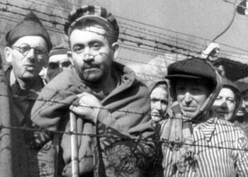 Alain Resnais’n Yö ja usva on kaunis, koskettava ja kantaaottava dokumenttiklassikko keskitysleireistä.