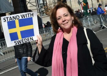 Mielenosoittajat osoittivat maanantaina New Yorkissa solidaarisuutta Ruotsille. Useissa Yhdysvaltain kaupungeissa järjestettiin tuolloin ”Ei minun presidenttini” -päivän tapahtumia.