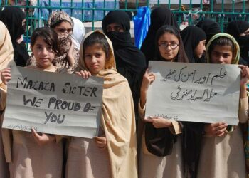 Pakistanin Peshawarissa koulutytöt osoittivat tukeaan Malala Yousafzaille, kun hän oli joutunut Talebanin hyökkäyksen kohteeksi syksyllä 2012.
