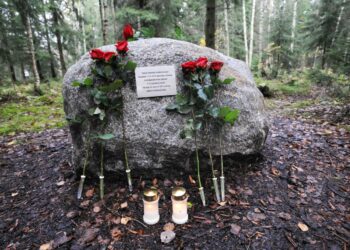 Punaisten muistokivi Helsingin Suutarilassa.