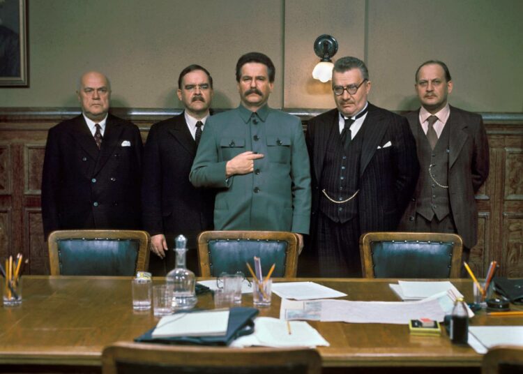 Sodan ja rauhan miehet oli sarja, joka Neuvostoliitossa koettiin provokaationa. Kuvassa vasemmalta: Boris Levitzky (tulkki), Risto Mäkelä (Molotov), Mikko Niskanen (Stalin), Keijo Komppa (J.K. Paasikivi) ja Martti Pennanen (Väinö Tanner).
