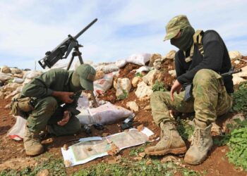 Turkin puolella sotivia syyrialaiskapinallisten miehiä Afrinin alueen pohjoisosassa lähellä Turkin rajaa.