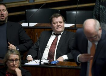 Markus Mustajärvi istuu eduskunnassa puolustusvaliokunnassa. Kuvassa hän on eduskunnan täysistunnossa huhtikuun alussa.