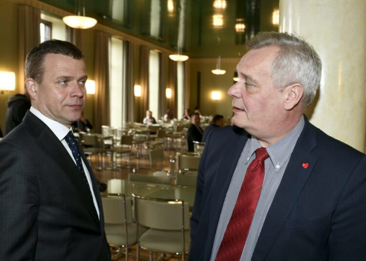 Poliittisen päätöksenteon kannalta on olennaista, voittaako vaalit Antti Rinteen (oik.)  johtamat demarit vai Petteri Orpon vetämä kokoomus.