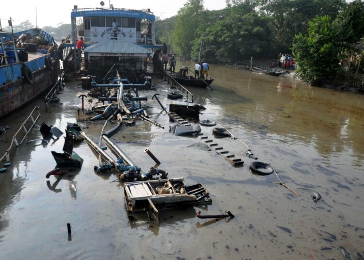 Uponnutta laivaa pelastettiin viime vuonna Sundarbansin mangrovealueella Bangladeshissa.