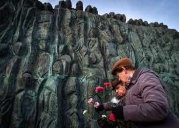 Ihmiset laskivat tiistaina, poliittisten vainojen uhrien muistopäivänä kukkia muistomerkille Moskovassa.