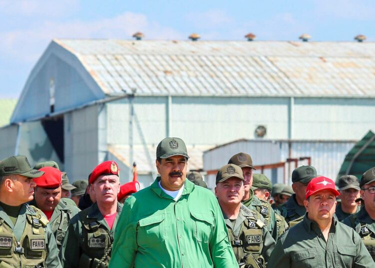 Presidentti Nicolás Maduro kävi tiistaina lentotukikohdassa Araguan osavaltiossa.
