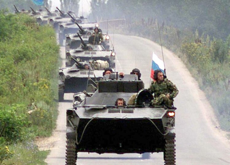 Venäläisiä panssari-ajoneuvoja saapumassa Pristinaan heinäkuussa 1999.