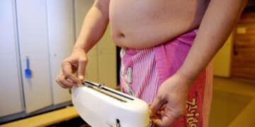 Ylipainon vaikutusta suomalaisten työmarkkinamenestykseen on tutkittu käyttäen hyväksi geneettistä taipumusta ylipainoon.