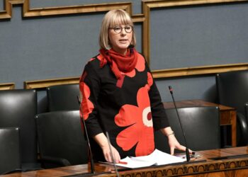 Sosiaali- ja terveysministeri Aino-Kaisa Pekonen siirsi aktiivimallin purkamisen eduskunnan käsittelyyn.