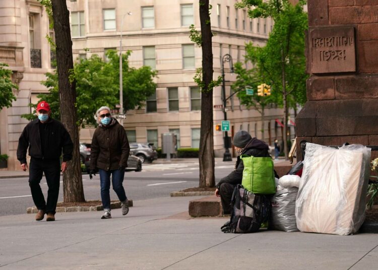 Koditon kuvattuna maanantaina New Yorkissa, joka on yksi pahimmin koronasta kärsineistä kaupungeista.
