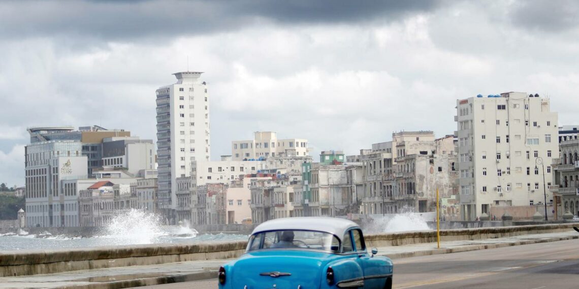 Aallot murtuivat Malecónilla Kuuban pääkaupungissa Havannassa marraskuun alussa.