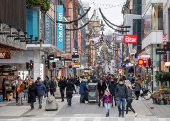 Tukholman Drottninggatan on edelleen vilkas.