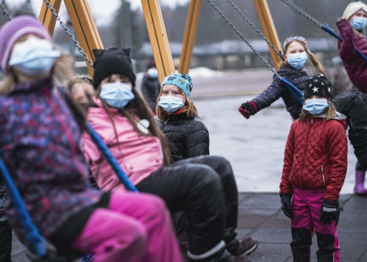 Kymmenvuotiaat koululaiset kaipaavat ystäviään korona-aikana.