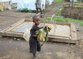 Vesikanisteria selässään kantava lapsi elää Bunian leirissä Kongon demokraattisessa tasavallassa. Leirien asukkaista monet ovat maan sisäisiä pakolaisia, jotka ovat paenneet aseellisten ryhmien siviileihin kohdistuneita julmuuksia.