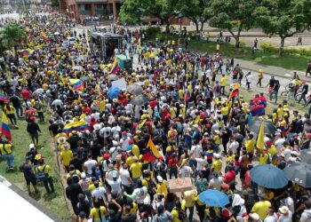 Kolumbialainen Calin kaupunki on ollut yksi protestiliikkeen keskuksista. Kuva verouudistusta vastustavasta mielenosoituksesta Calissa 1. toukokuuta.