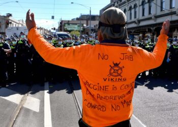 Koronarajoitusten vastainen mielenosoitus Australian Melbournessa.