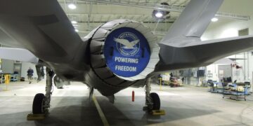 Juuri valmistunut F-35-hävittäjä kuvattiin Lockheed Martinin tehtaalla Fort Worthissa vuonna 2017.