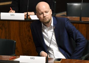 Vantaalainen 42-vuotias Jussi Saramo jatkaa vasemmistoliiton eduskuntaryhmän puheenjohtajana.