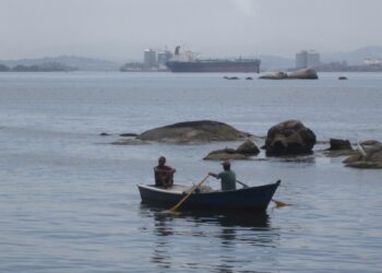 Öljyvarastot ja säiliöalukset ovat osa merimaisemaa Brasilian Guanabaranlahdella lähellä Rio de Janeiroa. Nyt öljyntuotantoa kaavaillaan myös ekologisesti aralle Amazonjoen edustalle.