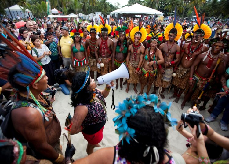 Brasilian nykyinen alkuperäiskansojen asioiden ministeri Sonia Guajajara puhui vuonna 2012 mielenosoittajille Brasilian Amazonian alueen intiaanijärjestön yhteistyöelimen edustajana.