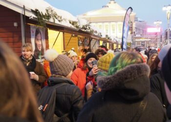 Li Andersson tapasi presidentinvaalikampanjan aikana kansalaisia koko maassa. Kuva Tampereen Keskustorin vaalimökiltä.