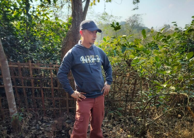 Maanviljelijä Samir Bordoloi maatilallaan Sonapurissa. Bordoloi kuvaa itseään myötätuntoiseksi maanviljelijäksi, sillä hän ei muokkaa maata, ei käytä torjunta-aineita eikä kemiallisia lannoitteita.